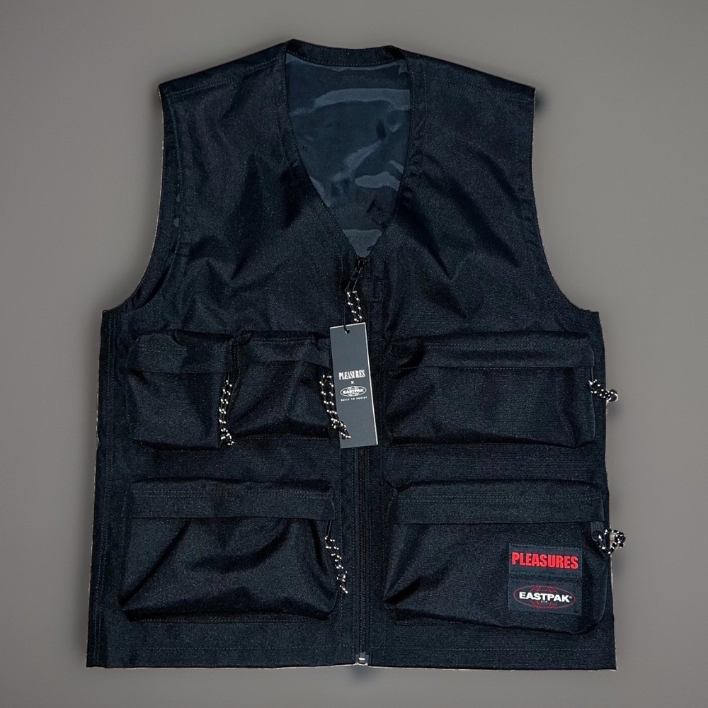 NWT Eastpak x Pleasures Mens Black Cargo Style Utility Embroidered Spine Vest M